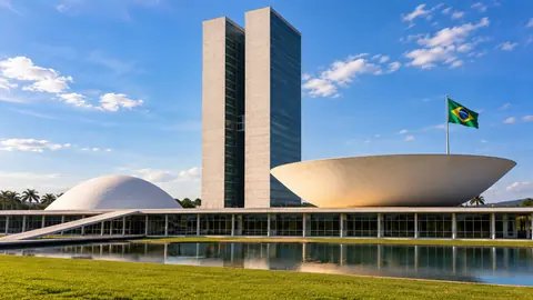 Congresso Nacional, em Brasília, com a bandeira do Brasil hasteada