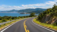Foto da obra: rodovia em curva à beira-mar